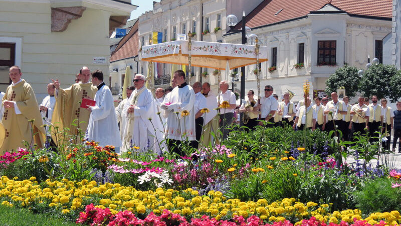 Veriaci na Slovensku dnes slávia Božie telo