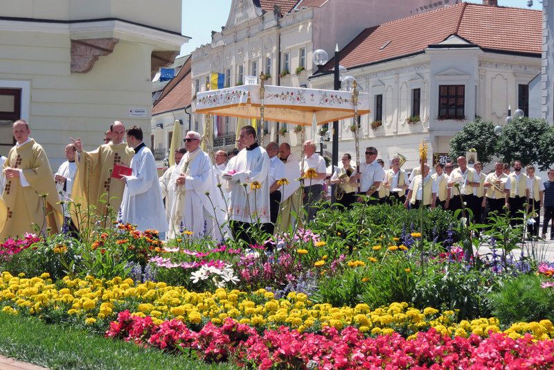 Veriaci na Slovensku dnes slávia Božie telo