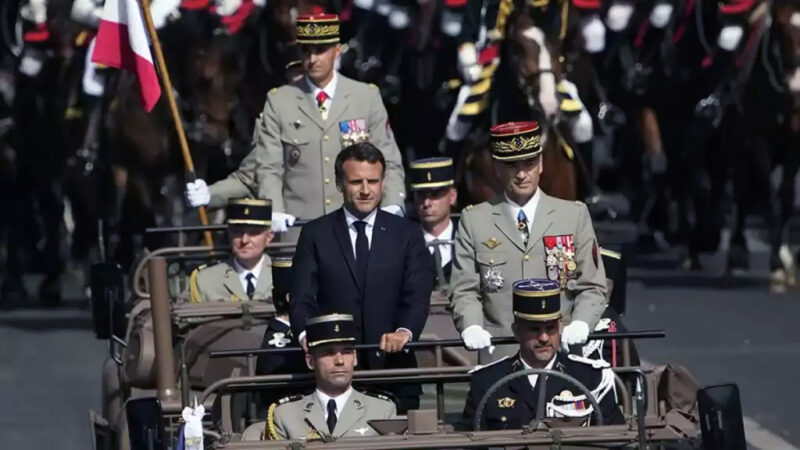 Macron hľadá spôsoby ako mobilizovať civilistov